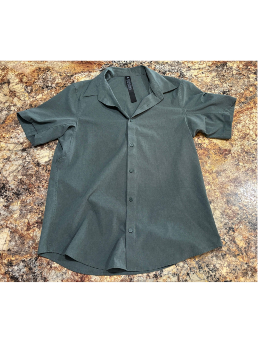 lululemon Airing Easy Short Sleeve Shirt Men’s Medium Green Button Up